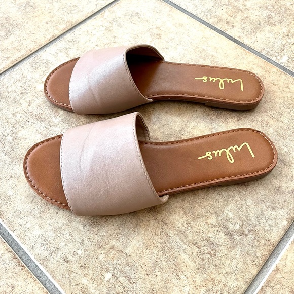 Lulus 5.5 nude flats - Picture 1 of 2
